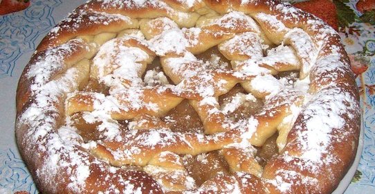 Яблочный пирог с корицей