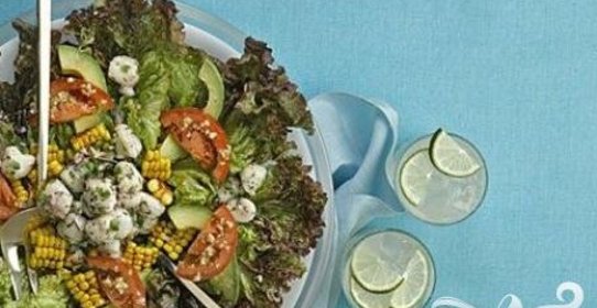 Салат с кукурузой, морскими гребешками и помидорами