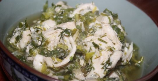 Куриные грудки с луком пореем и зеленью в собственном соку в мультиварке