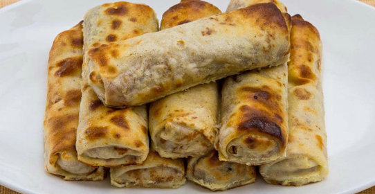 Блины с начинкой из молочного риса, запеченные в сметане