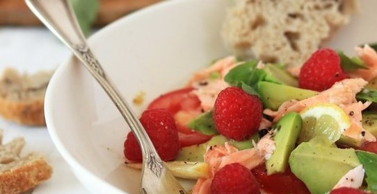 Салат с семгой, авокадо и малиной