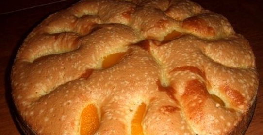 Шарлотка с яблоками и персиками