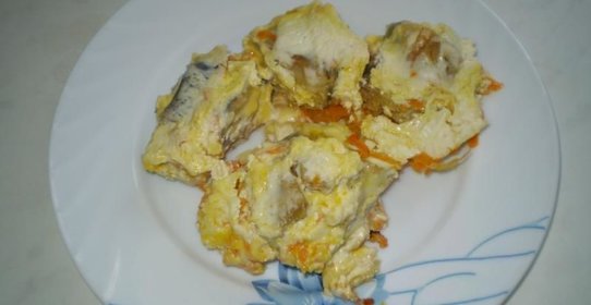 Тушеный минтай в сметане с луком и морковью