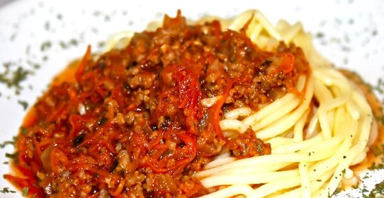 Спагетти под соусом болоньезе