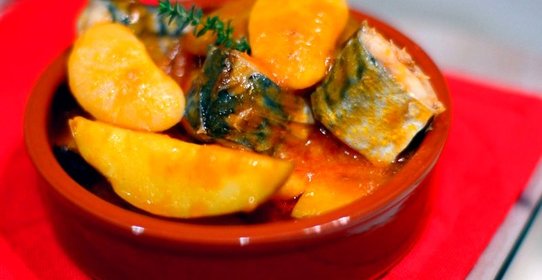 Скумбрия, тушеная в томатном соусе с картофелем и белой фасолью