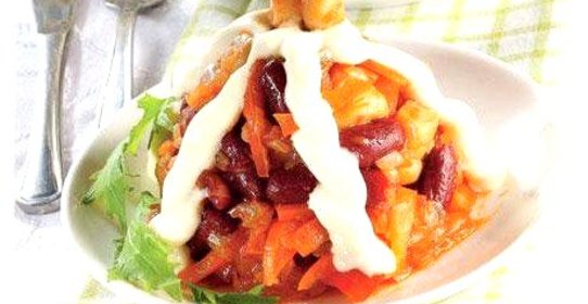 Фасолевый салат с копченой курицей