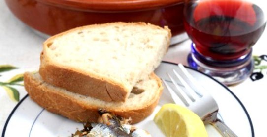 Бутерброды с сардинами на поджаренном белом хлебе