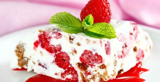 Семифредо из рикотты с малиной и миндальным печеньем
