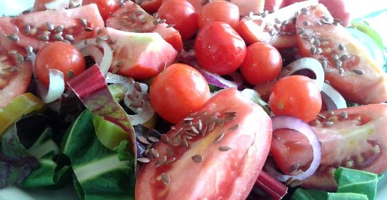 Овощной салат из мангольда с семенами льна