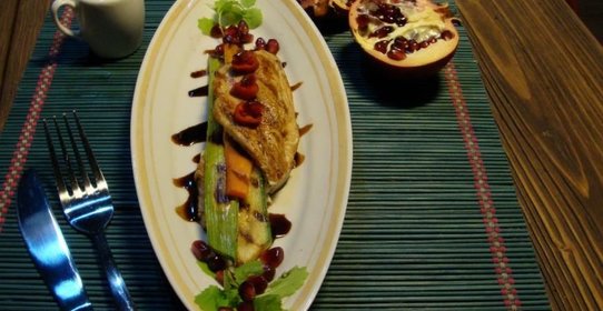 Овощи-гриль в конверте из грудки цыпленка под гранатовым соусом