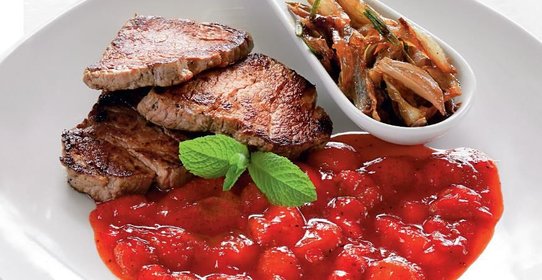 Филе телятины с клубничным соусом и глазированным луком
