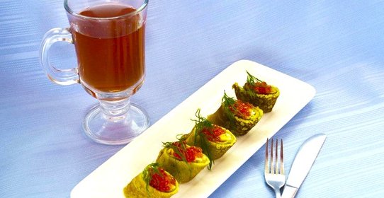 Зеленые блины с сыром яйцом и икрой