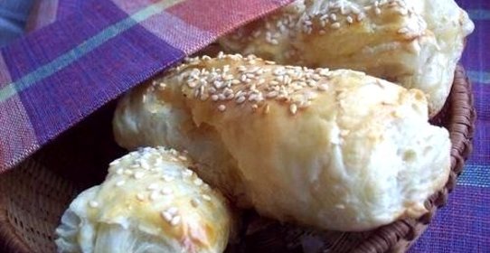 Слоеные булочки с сыром и мясом