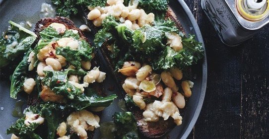 Брускетта с фасолью и зеленью