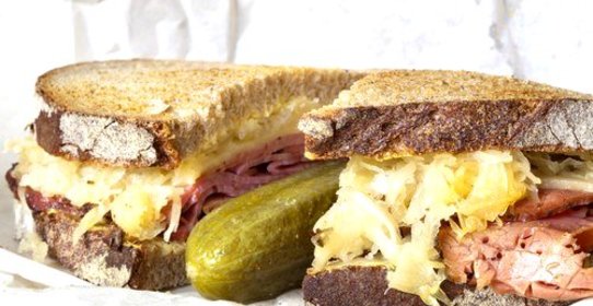 Лосось на ржаном хлебе с квашеной капустой и хреном