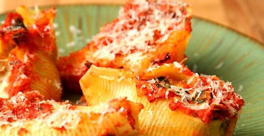 Паста, фаршированная колбасой и шпинатом