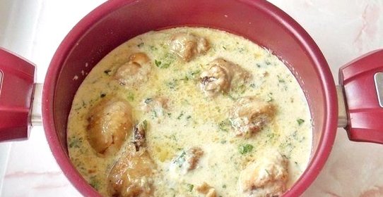 Курица в сметане с луком
