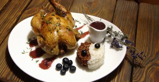 Цыпленок de Provence с ягодным соусом и двухцветным рисовым миксом