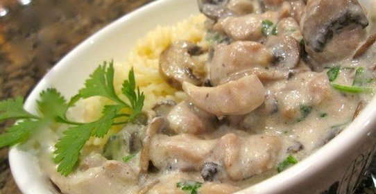 Куриная грудка с грибами в соусе