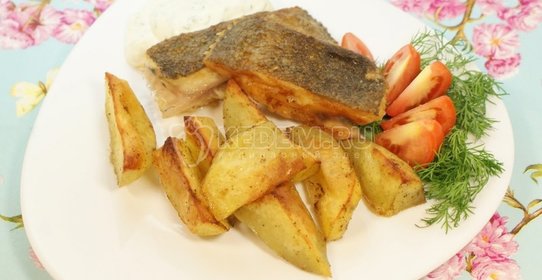 Камбала с картофелем и соусом