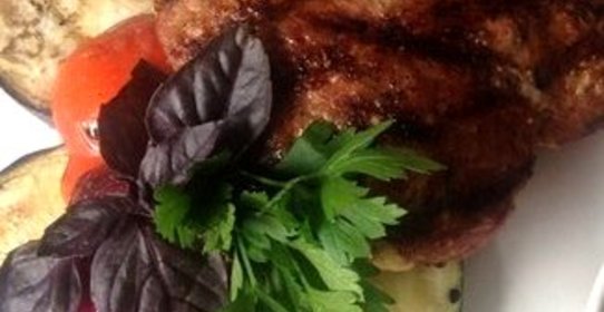 Бифштекс на углях с овощами гриль