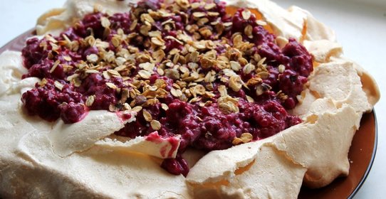 Десерт «Павлова» с малиной и гранолой