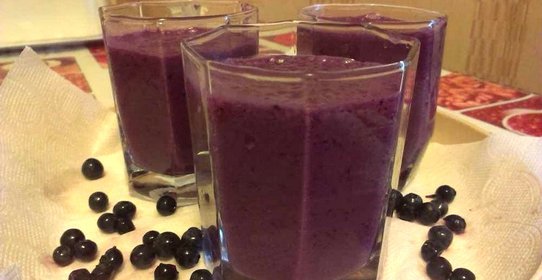 Молочный коктейль с черникой и персиком