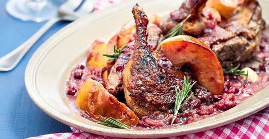Утка с айвой, чесноком и клюквой