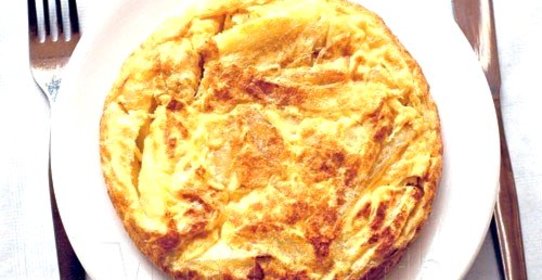 Банановый омлет с хлебом и сыром