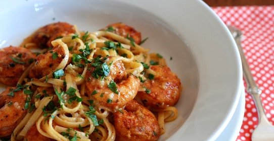 Паста с жареными креветками и лимонно-чесночным маслом
