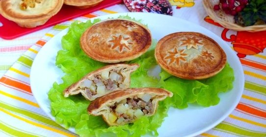 Слоеные пироги с мясом
