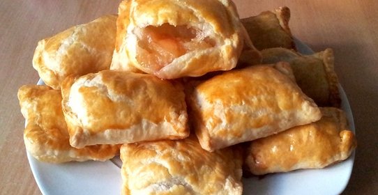 Пирожки с яблоками из слоеного теста