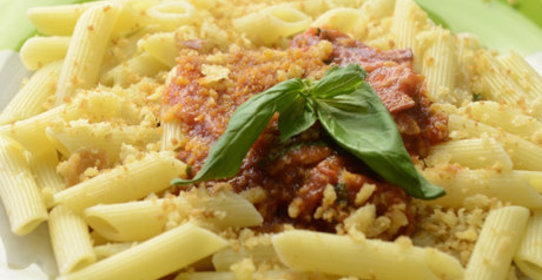 Паста с беконом в томатном соусе