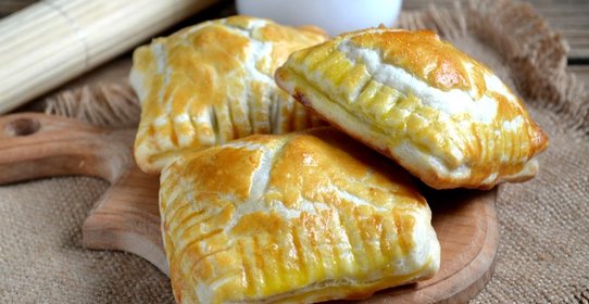 Слойки с вишней из слоеного теста