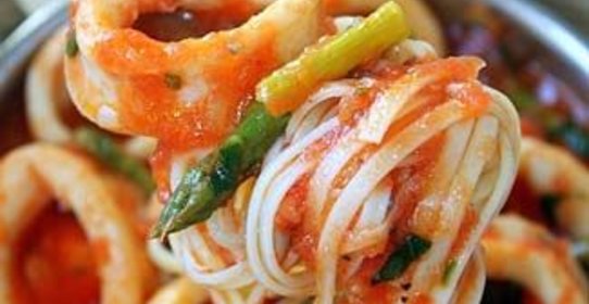 Кальмары, тушеные со спаржей в томатном соусе