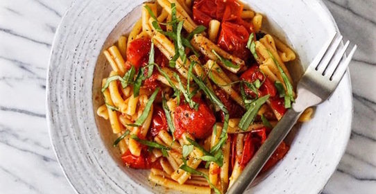 Паста с помидорами и базиликом