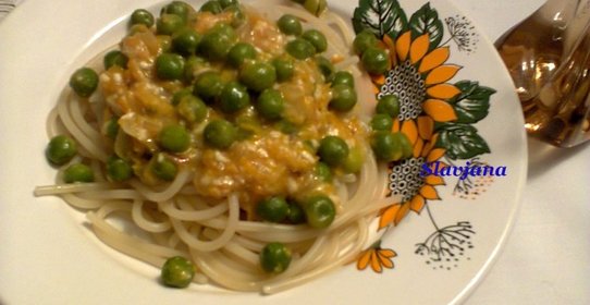 Спагетти с зеленым горошком и сливочно-сырным соусом