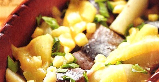 Пикантный картофель с сельдью и сыром