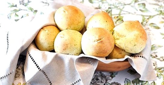 Булочки с соусом Песто