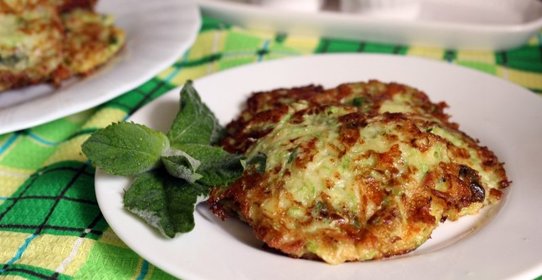 Кабачковые оладьи с сыром, беконом и мятой