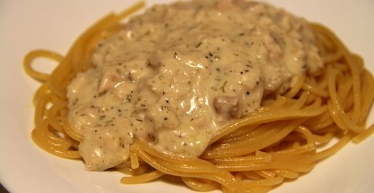 Паста с копченой курицей и плавленным сыром