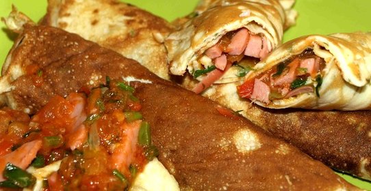 Яичные блинчики с помидорами, зеленью, чесноком и докторской колбасой