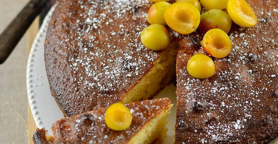 Йогуртовый пирог со сливами мирабель