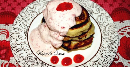 Оладушки на кефире без яиц, с подливкой из сметаны с клубникой.