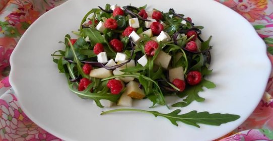 Салат с малиной, грушей, сыром фета и рукколой