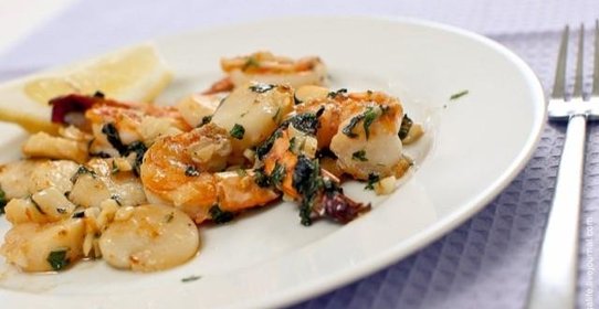 Креветки и морские гребешки с чесноком
