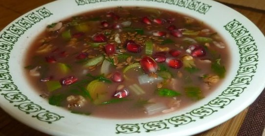 Холодный суп с зеленью и гранатовым соком