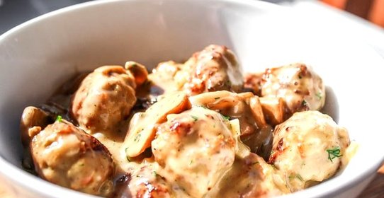 Тефтели в сливочно-грибном соусе