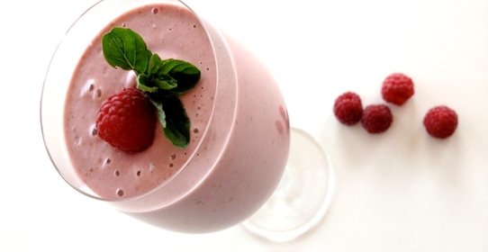 Молочный коктейль с малиной