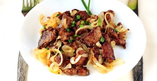 Жареная куриная печень с луком